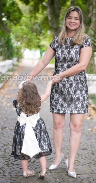 Vestidos Me e Filha de renda Preto e Bege