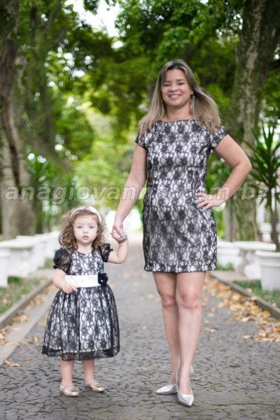 Vestidos Me e Filha de renda Preto e Bege