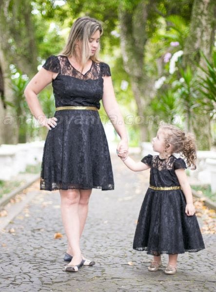 Vestidos Tal Me Tal Filha de Renda Preto e dourado