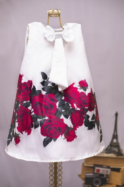 Vestido Branco com Rosas Vermelhas