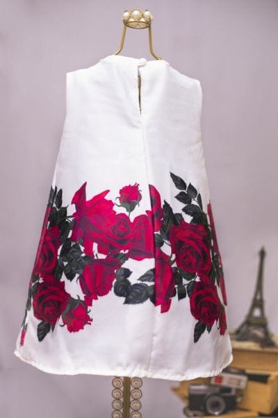 Vestido Branco com Rosas Vermelhas